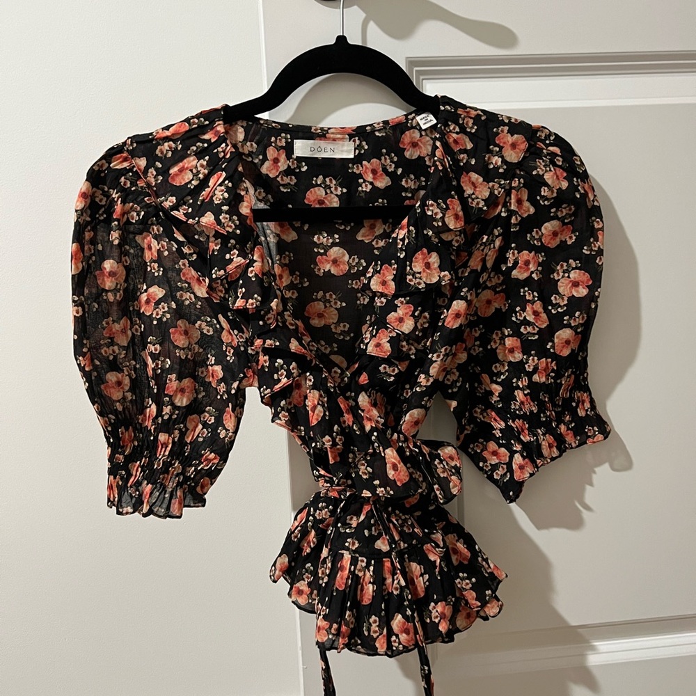 Doen Floral Wrap Viola Ruffle Top in Black Poppy, size small